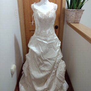 PC Mary’s The Reliable Brand Size 10 Beige / Off White Wedding Dress
